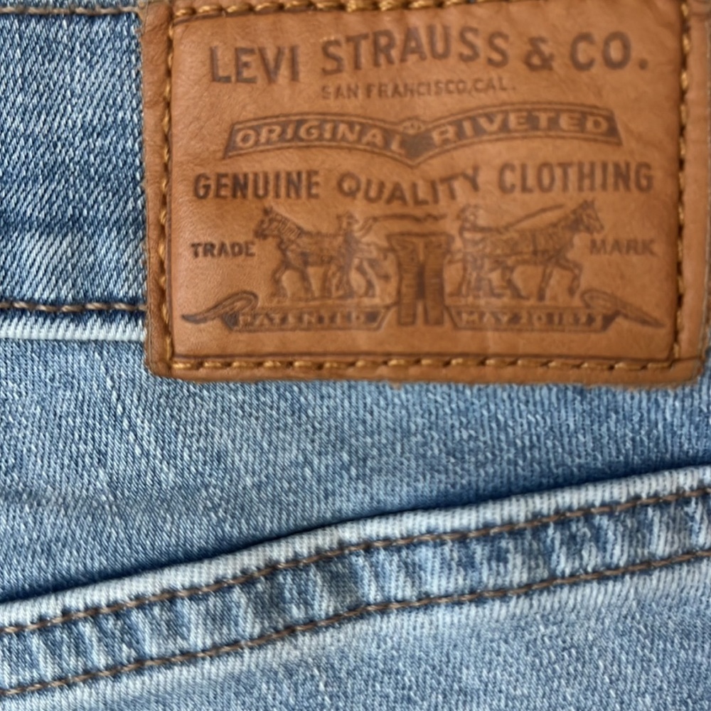 Levi’s Women’s Jeans Size: 27‎ CURVY SKINNY Distressed Color: Blue